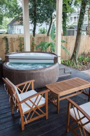 Secret Garden Studio w/ Hot Tub: Near Forsyth Park